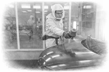 Torsten Rittinghaus bei der Einweisung in die Lackierung beim Kunden Sherwin Williams in den Niederlanden.