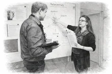 Mitarbeiter bei strategischer Markenplanung mit Whiteboard und Konzeptskizzen